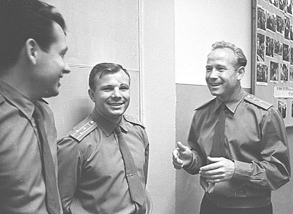 Георгий Шонин, Юрий Гагарин и Алексей Леонов в коридоре Центра подготовки космонавтов, 1964 год