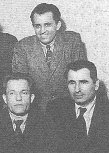 Писатели Ярослав Галан, Владимир Беляев (стоит) и Тарас Мигаль, 40-е годы. После убийства Галана Беляев подробно опишет в ряде своих публикаций «еще одно кровавое злодеяние бандеровцев» — зверства украинских националистов были его любимой темой
