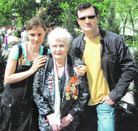 Дочь Ирины Алферовой Ксения с бабушкой Ксенией Архиповной и мужем Егором Бероевым, 2002 год. «Егора редкостным актером считаю»