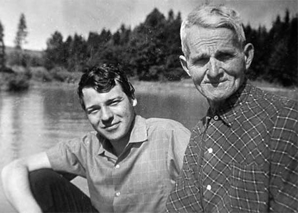 Сын Дмитрия Гнатюка Андрей и отец Михаил Дмитриевич на&nbsp;родине певца в Мамаевцах Черновицкой области, 1980 год