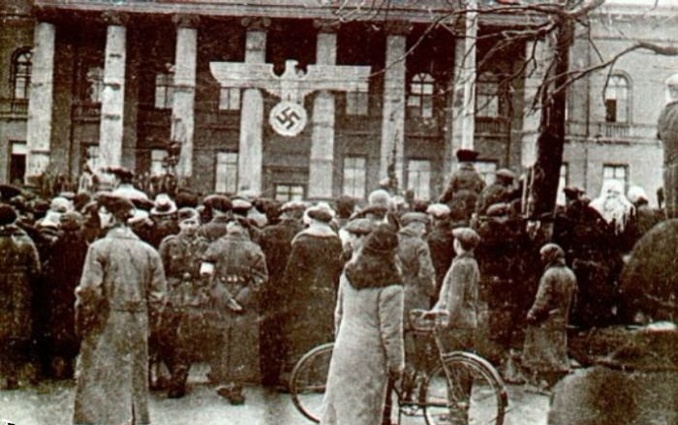 Горожане слушают немецкое радио возле красного корпуса киевского университета, 1943 год