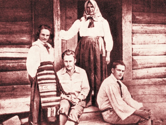 Ярослав Галан с первой женой Анной Герник (слева) и ее родственниками, 1929 год