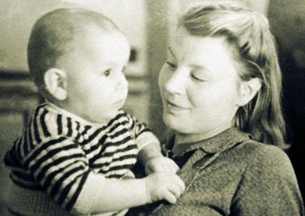 Маленький Саша Бурдонский с мамой. «Я мать свою очень любил, очень... Она 69 лет прожила»