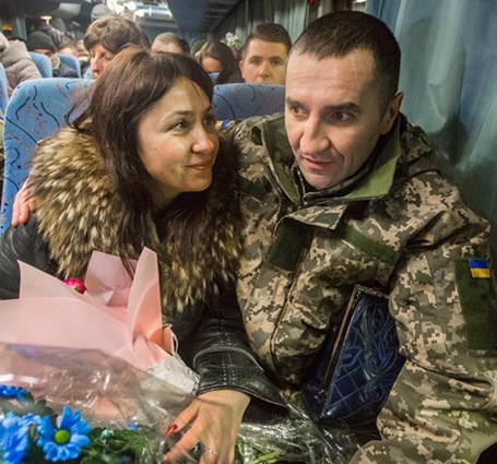 Николай Герасименко вместе с женой Наталией спустя 1052 дня плена. 27 декабря 2017-го, военный аэродром Борисполя 