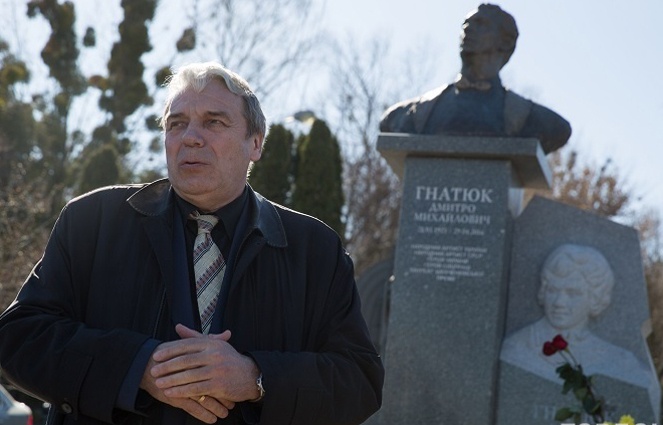 Андрей Дмитриевич Гнатюк на открытии памятника отцу в&nbsp;день его рождения на Байковом кладбище в&nbsp;Киеве. Дмитрий Михайлович похоронен рядом с&nbsp;супругой Галиной, которая пережила его на 40 дней