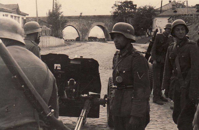 Немецкие артиллеристы на улице Вышгородской в Подольском районе, Киев, 1943 год