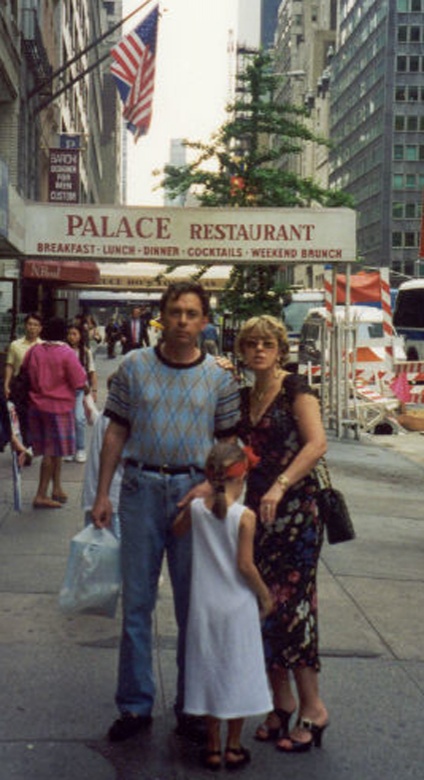 С мужем Александром и дочерью Танечкой в Нью-Йорке