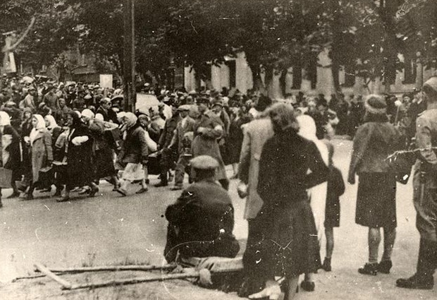 Киевляне под конвоем направляются к вокзалу, откуда их увезут на принудительные работы в Германию