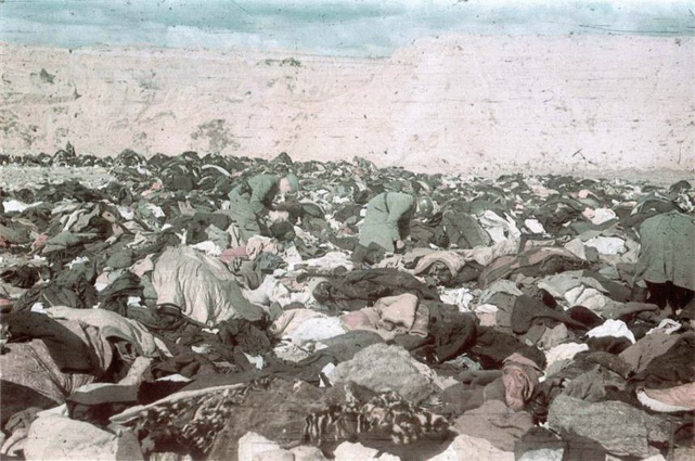 Немецкие солдаты перебирают вещи расстрелянных в Бабьем Яру