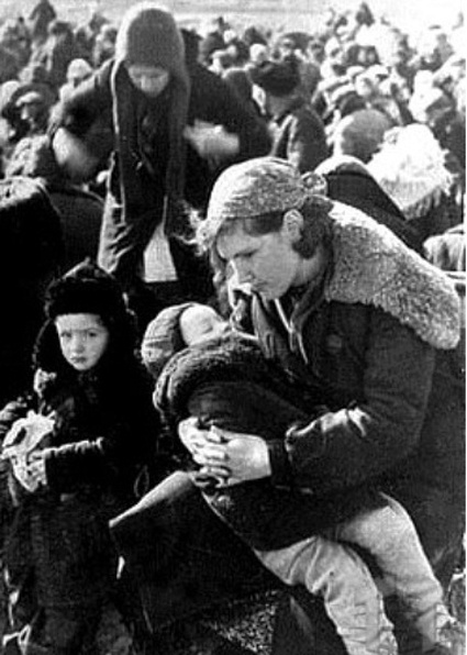 Молодая еврейка с детьми, Украина, 1941 год. «Немцы все еврейское население загоняют в гетто... Это было частью политики так называемого «окончательного решения еврейского вопроса», в рамках которой было уничтожено около шести миллионов евреев»