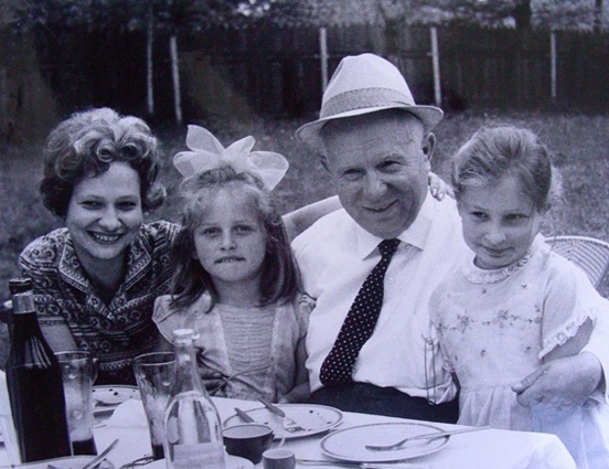 Никита Сергеевич Хрущев с внучкой Юлией и правнучками Ксенией и Ниной, 70-е