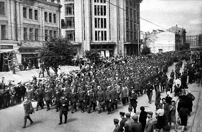 Немецкие военнопленные на Крещатике, август 1944 года