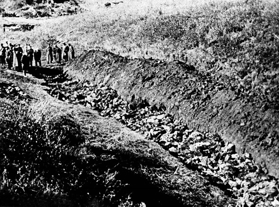 Массовые захоронения в Бабьем Яру, обнаруженные после освобождения Киева, 1944 год