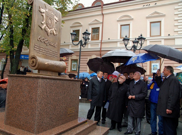 «Когда Черновцам исполнилось 600 лет, я сделал родному городу подарок – памятник работы Зураба Церетели. На подаренном мною памятнике написано: «Любимому городу» — на всех тех языках, которые когда-то в Черновцах звучали»