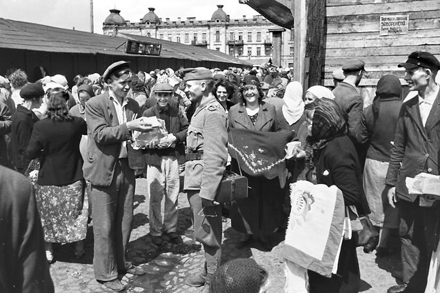 Вещевой стихийный рынок на Евбазе, Киев, 1942 год