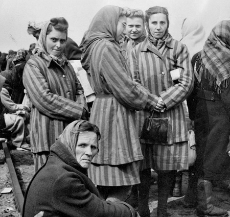 Освобожденные пленницы нацистских лагерей, 1945 год