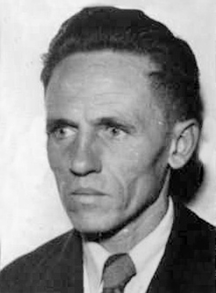 Этнический немец Кость Гиммельрайх родился на Черниговщине, в 1923 году переехал в Киев, к началу войны работал старшим научным сотрудником Академии наук УССР. Был призван в армию, участвовал в освобождении Киева