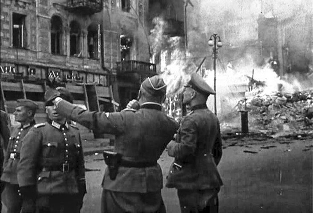 Специальные подразделения немцев тушат пожары. Киев, сентябрь 1941 года