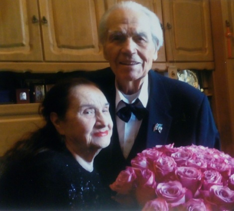 Дмитрий Михайлович с супругой&nbsp;&mdash; языковедом, доктором филологических наук&nbsp;&mdash; Галиной Макаровной прожили вместе полвека. &laquo;Между родителями сложились очень теплые отношения, я за всю свою жизнь не слышал, чтобы они ссорились&raquo;