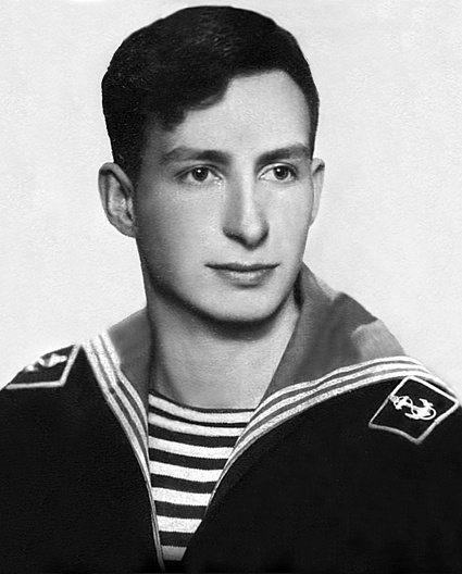 Отец — Алексей Николаевич. Молодой лейтенант Венедиктов погиб 30 ноября 1955 года во время шторма у берегов Камчатки 