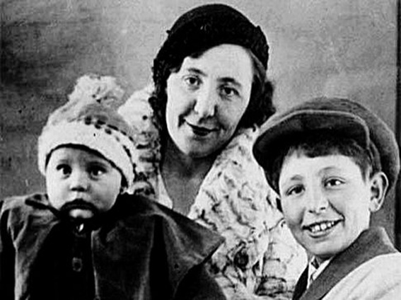 С матерью Беллой Абрамовной и сестрой Людой, начало 30-х. «Родителей моих, к счастью, репрессии обошли, но они были лишенцами. Отец у меня не пролетарий, а врач, мать — поэт и биолог. Выглядело это неприлично...»
