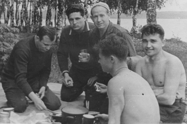 Летчики-космонавты Юрий Гагарин, Борис Волынов и Алексей Леонов на пикнике с друзьями в Долгопрудном, август 1963 года