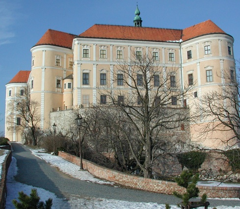 Родовой замок Дитрихштейн в Южной Моравии, где рос дед, а затем мать Александры