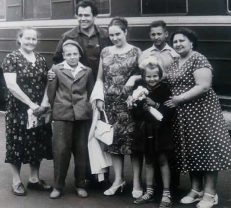 Дмитрий Гнатюк с женой Галиной (рядом), тещей Ольгой Макаровной (крайняя слева) и другими на киевском вокзале встретили сына Андрея из Евпатории, где он отдыхал в пионерском лагере. &laquo;Приехал я очень недовольный и больше на море не ездил&raquo;