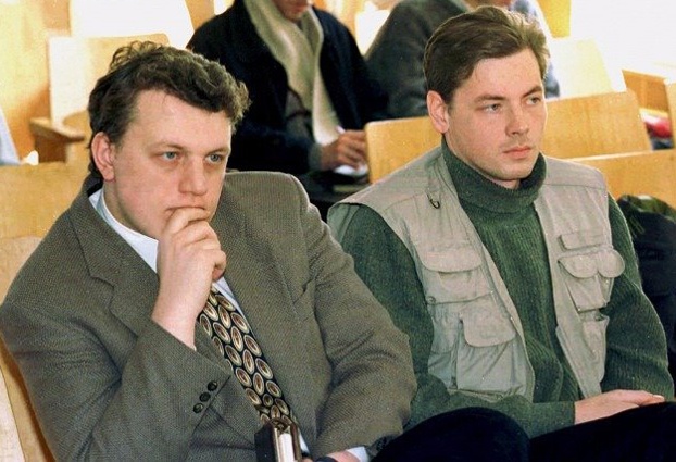 В 1998 году Павел Шеремет (слева) и оператор Дмитрий Завадский признаны Гродненским областным судом виновными в незаконном пересечении белорусско-литовской границы и приговорены соответственно к двум и полутора годам заключения условно. В 2000-м Дмитрий был похищен в минском аэропорту и убит, теперь добрались и до Павла