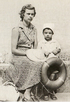 Леня с мамой Альвиной Андреевной, уроженкой деревни Улома, Череповец, 1963 год