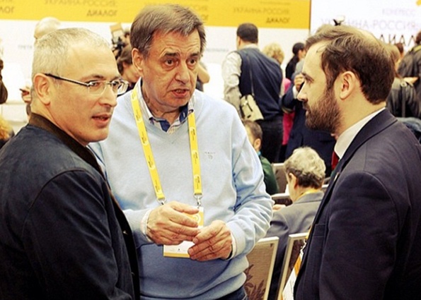 Михаил Ходорковский, бывший менеджер нефтяной компании «ЮКОС», генерал-майор КГБ в отставке Алексей Кондауров и Илья Пономарев