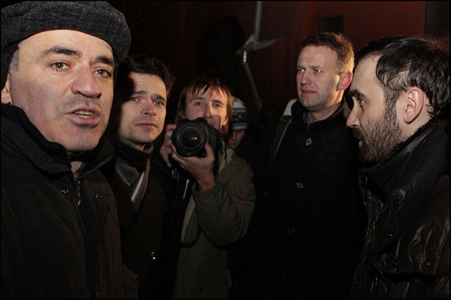 Гарри Каспаров, Илья Яшин, Алексей Навальный и Илья Пономарев у судебного участка 25 декабря 2011 года. «Я рад, что в России есть такой человек, как Навальный, и что бы он обо мне ни говорил, буду помогать ему сохраниться. Но я против того, чтобы смешивать пропаганду и политику»
