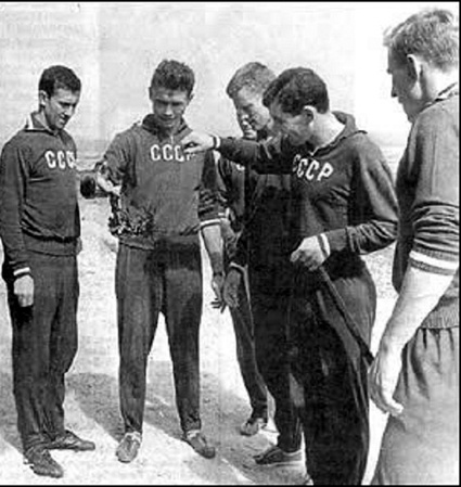 Игроки соборной СССР, счастливо спасшиеся во время полета на чемпионат мира по футболу-1962 в Чили. «Уже после того, как горящий «боинг» сел, мы друг другу признаваться стали, кто обосрался, кто еще чего...»