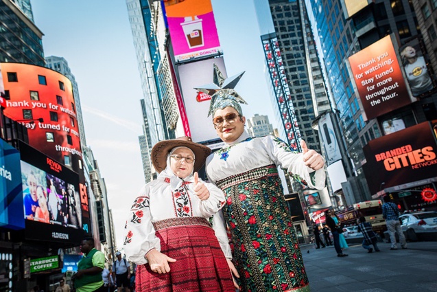 С «мамой Инной» в Нью-Йорке на Таймс-сквер