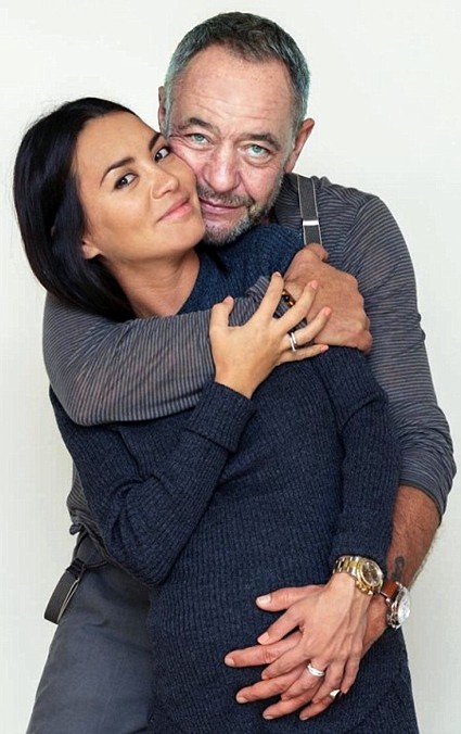 С последней пассией — бывшей стюардессой и моделью Викторией Рахимбаевой. Личной жизни Лесина пресса уделила много внимания — фотографиями Рахимбаевой пестрели журналы и интернет