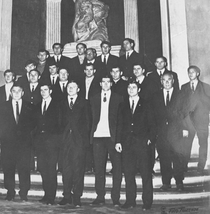 Киевские динамовцы в 1969 году во Флоренции. Виктор Маслов (крайний справа во втором ряду) еще не знает, что в следующем сезоне команда займет в чемпионате СССР седьмое место и ему сообщат, что в его тренерских услугах больше не нуждаются