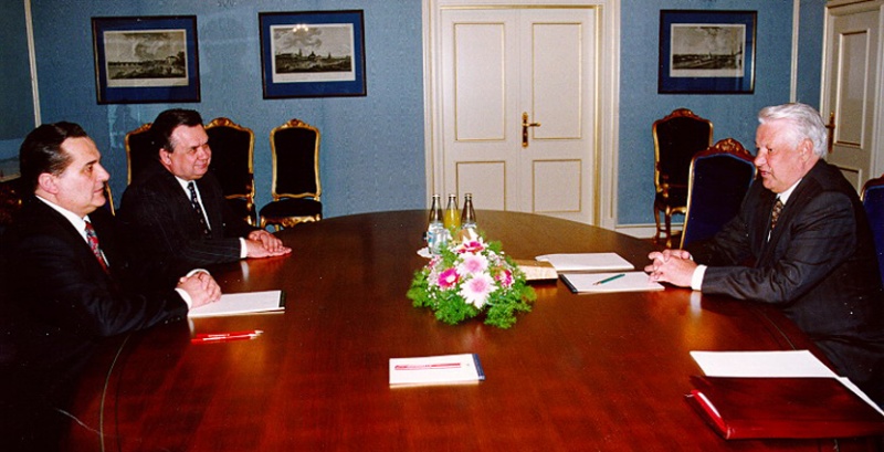 Премьер-министр Украины Евгений Марчук и президент России Борис Ельцин во время финальных переговоров по Договору о дружбе, сотрудничестве и партнерстве между Российской Федерацией и Украиной, 18 апреля 1995 года, Москва