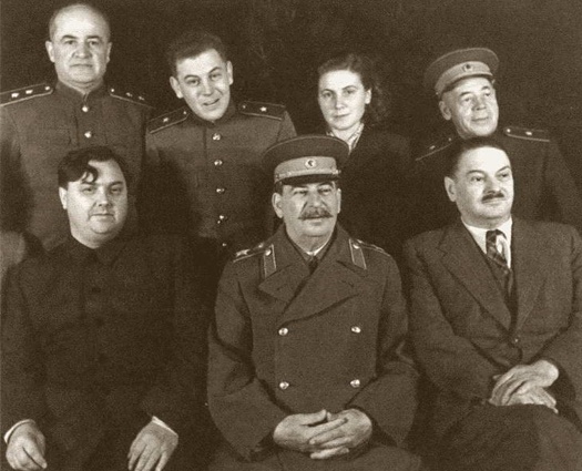 Сталин с ближайшими соратниками Маленковым и Ждановым (сидят), сыном Василием и дочерью Светланой (стоят в центре). «Когда шла война, он вообще ни с кем знакомиться не хотел, а после войны инсульт у него случился, поэтому тоже не до того было»