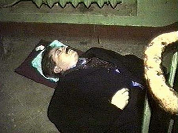 Листьев был убит в подъезде своего дома на Новокузнецкой улице поздно вечером 1 марта 1995 года. Первая пуля попала в руку, вторая — в голову, крупная сумма наличных, имевшаяся у него, осталась нетронутой