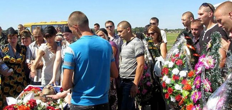 Похороны Артема Рудника на родине в Чернигове. «Я смотрела на тело мужа и видела только отверстие над правым глазом от снайперской пули»